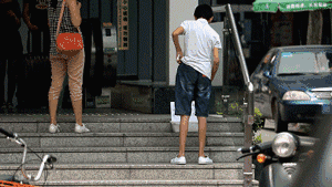 地铁口现零钱盒供路人取用 一天下来盒内反增21元