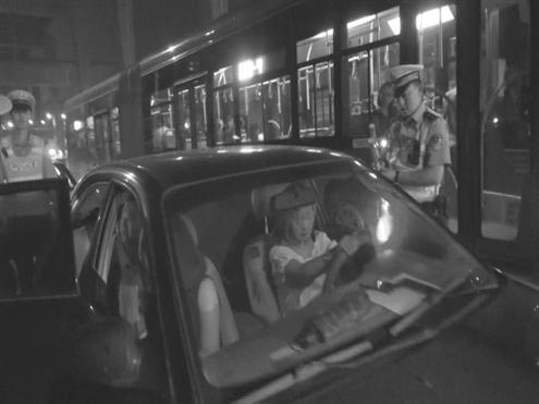 换座后,郝某坐在驾驶室,何某坐在后排。视频截图 换座后,郝某坐在驾驶室,何某坐在后排。视频截图