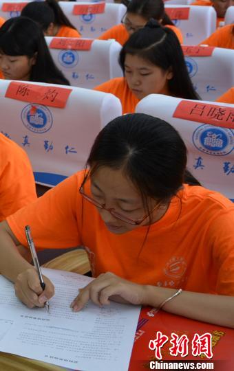 定向培养师范生签订《定向就业协议书》。　泱波 摄
