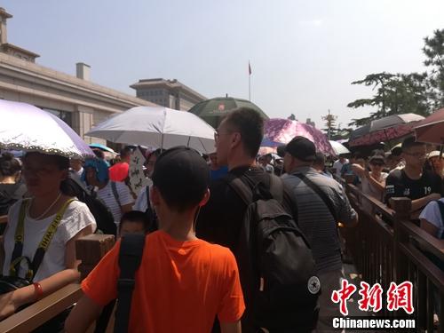 暑期到来后，来博物馆等地人气特别旺，军博外等待参观的人们排起了长队。上官云 摄