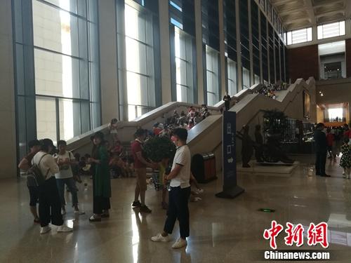 国博内一段楼梯上也坐了不少人。上官云 摄