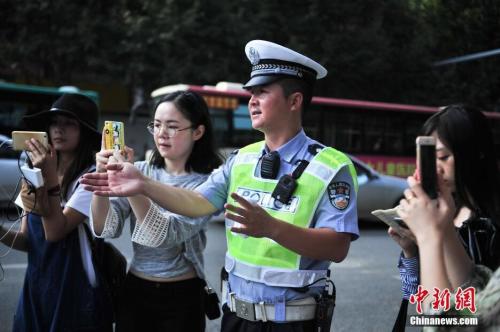 资料图：昆明交警网络直播执法，邀请网友围观。 <a target='_blank' href='http://www.chinanews.com/'>中新社</a>记者 刘冉阳 摄