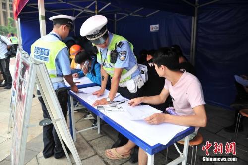 资料图：昆明市交警支队设点推行整治非机动车违法新模式》。<a target='_blank' href='http://www.chinanews.com/'>中新社</a>记者 刘冉阳 摄