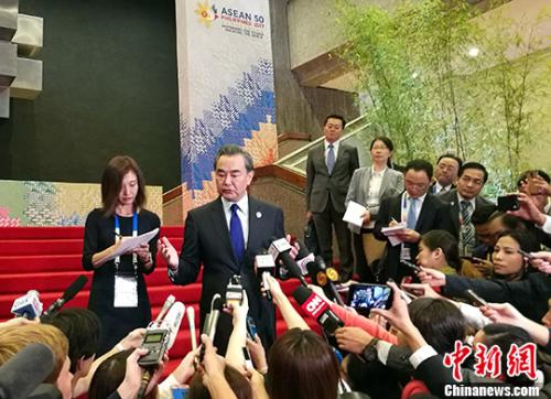 中国外交部长王毅8月6日在菲律宾马尼拉出席中国-东盟外长会后，举行中外媒体吹风会。 <a target='_blank' href='http://www.chinanews.com/'>中新社</a>记者 关向东 摄