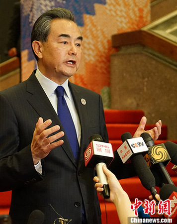 中国外交部长王毅8月6日在菲律宾马尼拉出席中国-东盟外长会后，举行中外媒体吹风会。 <a target='_blank' href='http://www.chinanews.com/'>中新社</a>记者 关向东 摄