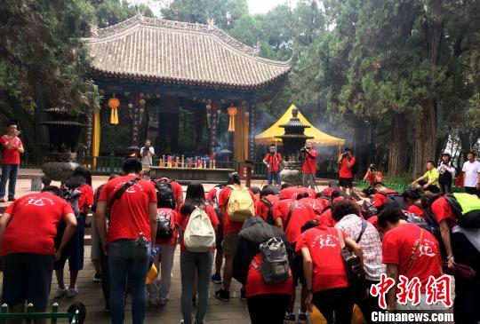 两岸青年学生在古柏环绕的黄帝陵前，通过行鞠躬礼等传统礼仪，表达对人文始祖轩辕黄帝的崇敬之情。　张金川 摄