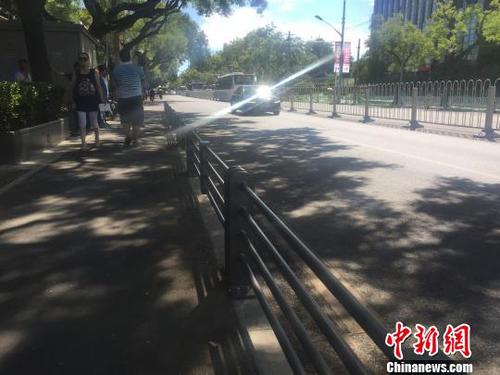 已有700年历史的阜成门内大街，将于今年10月完成一期工程改造。图为阜成门内大街正在进行整治，增设了护栏，以隔离机动车与非机动车道。　曾鼐 摄