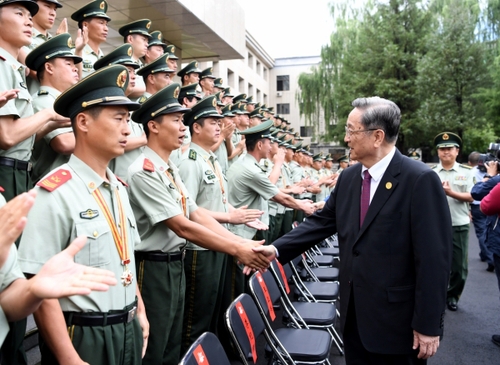 8月7日，中共中央政治局常委、全国政协主席、中央代表团团长俞正声率代表团部分成员分别赴内蒙古军区、武警内蒙古总队、武警内蒙古森林总队慰问，并会见自治区政法干警代表。这是俞正声会见武警内蒙古森林总队官兵。