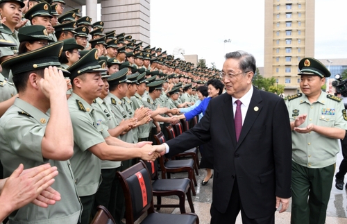 8月7日，中共中央政治局常委、全国政协主席、中央代表团团长俞正声率代表团部分成员分别赴内蒙古军区、武警内蒙古总队、武警内蒙古森林总队慰问，并会见自治区政法干警代表。这是俞正声会见武警内蒙古总队官兵。
