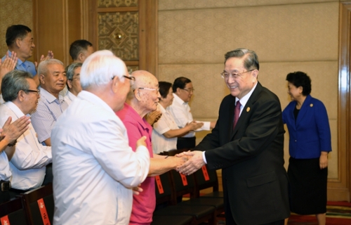 8月7日，中共中央政治局常委、全国政协主席、中央代表团团长俞正声在内蒙古新城宾馆会见内蒙古自治区离退休老同志和各族各界群众代表，并与他们合影留念。1