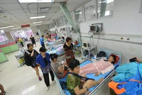 辽宁6人遭雷击3人骨折 居民称:雷电击碎玻璃