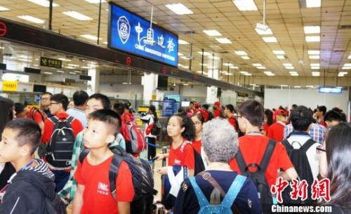 皇岗边检站增开通道快速为前往新加坡游学返程的三百余名广西柳州的小学、中学生旅游团办理入境手续。　黄俊生 摄
