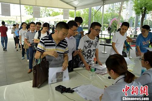 7月26日，四川成都天府新区政务服务中心外准备申请落户的大学毕业生排起长队。《成都实施人才优先发展战略行动计划》7月20日出台后，吸引了来自各地的人才和大学毕业生，成都天府新区等一些政务服务中心申请、等待办理落户手续的民众排起长队等待办理。 <a target='_blank' href='http://www.chinanews.com/'>中新社</a>记者 刘忠俊 摄