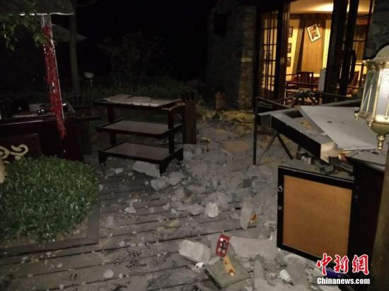 一间在地震中受损的房屋。 图片来源：阿坝消防