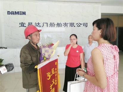 “旱鸭子”大叔跳江救落水女童 救人后默默离开