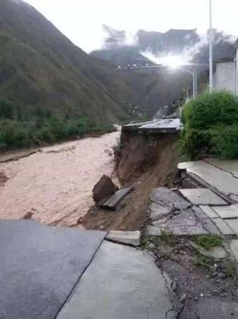 甘肃陇南强降雨引发暴洪泥石流已致8死1失联