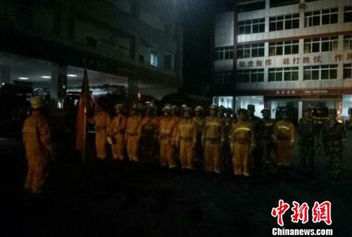 雅安消防支队官兵连夜奔赴九寨沟 雅安电视台新媒体 供图