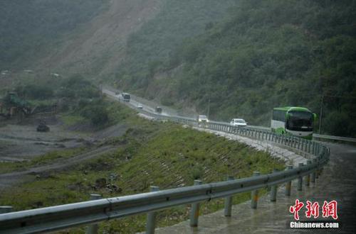 大客车载着游客冒雨撤离。 <a target='_blank' href='http://www.chinanews.com/'>中新社</a>记者 刘忠俊 摄