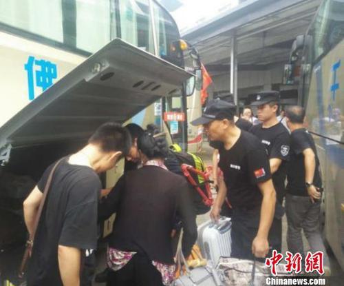 绵阳巡特警：26小时坚守“九环生命线”保畅通