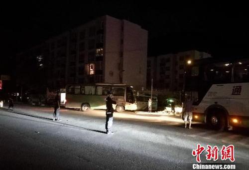 民警在重要路段和道路交汇点疏导交通。　曹宇星 摄