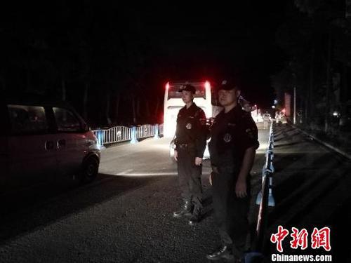 民警在重要路段和道路交汇点疏导交通。　曹宇星 摄