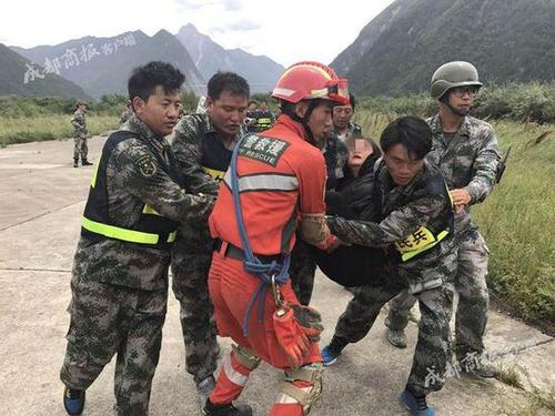 直升机深入九寨沟盲区搜救 找到27人3人被救出