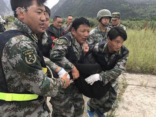 直升机深入九寨沟盲区搜救 找到27人3人被救出