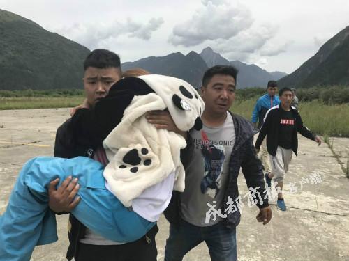 直升机深入九寨沟盲区搜救 找到27人3人被救出