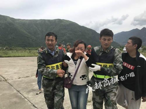 直升机深入九寨沟盲区搜救 找到27人3人被救出