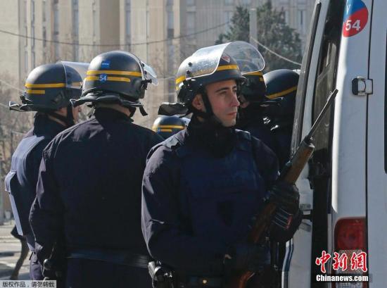 当地时间2015年2月9日，法国马赛，法国警察处于高度戒备状态。法国马赛一名枪手持枪向空中开枪，未造成人员伤亡。当天，法国总理瓦尔斯原定到访马赛，警方目前已经加强安保。