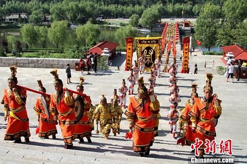 8月10日，丁酉年两岸千名青年黄陵祭祖典礼在陕西黄帝陵举行。来自台湾的青年学生、基层青年民意代表及陕西高校的青年学生等千余人齐聚黄帝陵，祭拜人文初祖轩辕黄帝。<a target='_blank' href='http://www.chinanews.com/'>中新社</a>记者 田进 摄