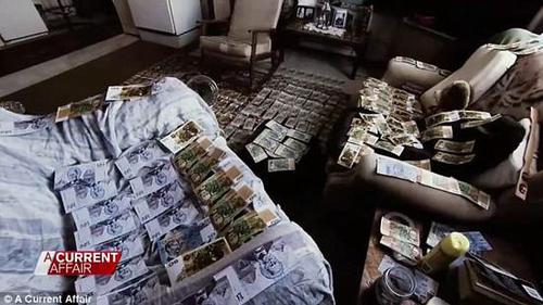 八旬老人弃置油漆罐12年 再掀开发现装满现金