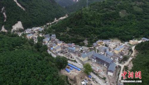 8月10日，空中俯瞰四川九寨沟“8.8”地震震源中心附近村寨，安置点搭起的一顶顶蓝帐篷格外显眼。中新社记者 刘忠俊 摄