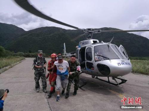 8月10日，“8.8”九寨沟地震抗震救灾指挥部派出两架直升机编队飞行前往四川九寨沟景区搜救。图为被成功搜救出的被困民众。 中新网记者 安源 摄