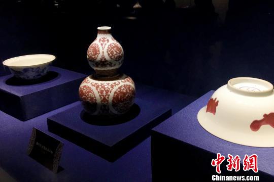 “明韵清风——景德镇窑皇家瓷器艺术展”10日在安徽合肥开展。此次展览共展出130余件(套)明清时期景德镇窑瓷器。　张强 摄