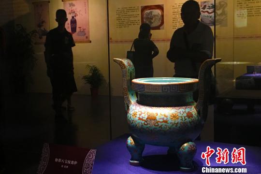 “明韵清风——景德镇窑皇家瓷器艺术展”10日在安徽合肥开展。此次展览共展出130余件(套)明清时期景德镇窑瓷器。　张强 摄