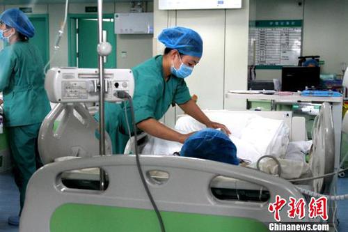 西安济仁医院ICU救治伤者。　田进 摄