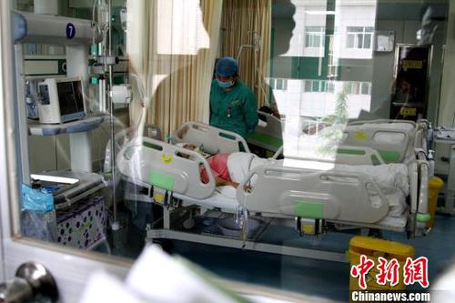 西安济仁医院ICU救治伤者。　田进 摄
