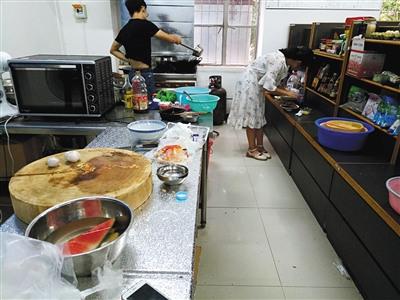 湖北大四学生开“共享厨房”自带食材花10元即可用