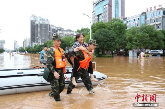连日来，湖北咸宁地区普降大到暴雨，导致城区咸宁大道、银泉大道、玉泉街、书台街等多条城市主干道严重积水，最高积水深度达1.5米。8月13日下午1时许，武警咸宁支队接到任务后，出动50名官兵、6台车辆，赴咸宁城区救援，共转移受灾民众300余人，转运受损抛锚车辆20余台，疏通城市主干道5条。 何彦卿 摄
