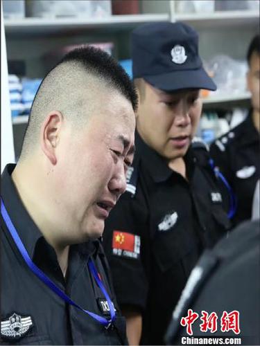 伤心的“战友” 严林忠 摄