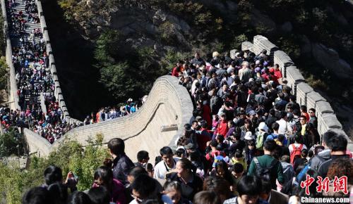 资料图：众多游客在八达岭长城游览。 <a target='_blank' href='http://www.chinanews.com/'>中新社</a>发 刘德斌 摄