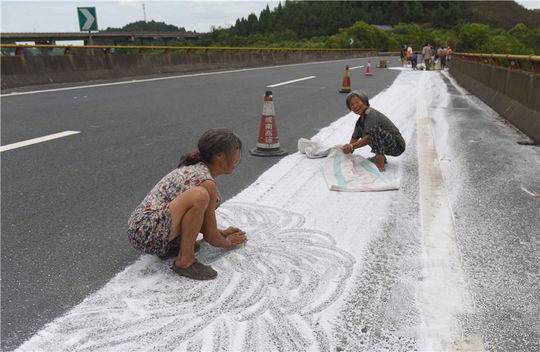 村民顺走高速路上工业盐2