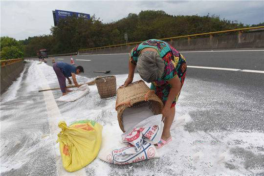 村民顺走高速路上工业盐3