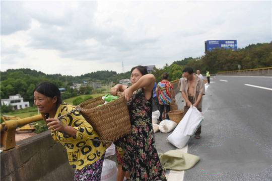 村民顺走高速路上工业盐5
