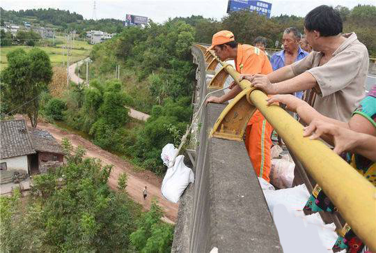 村民顺走高速路上工业盐6