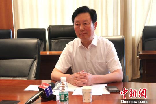 图为成长春说，新一轮长江经济带发展需要走协调性均衡发展之路。　崔佳明 摄