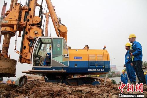资料图：旋挖钻机施工作业。<a target='_blank' href='http://www.chinanews.com/'>中新社</a>发 赵华 摄