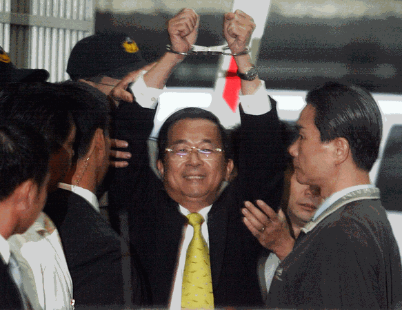 马英九官司缠身陈水扁轻松趴趴走，台湾法律真的是个屁？