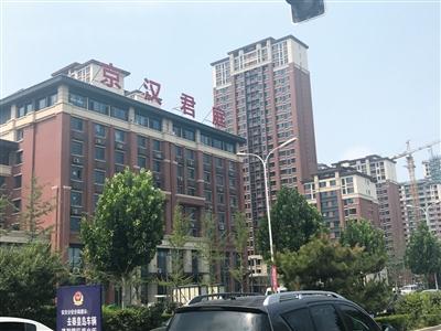 京汉君庭售楼员表示：“我们可以帮您办理‘准购证’，目前办理此证的价格在4.5万到5万之间。”